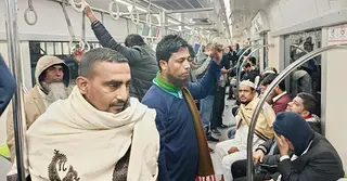 খালেদা জিয়ার জানাজায় পৌঁছাতে মেট্রোরেলে ভিড়